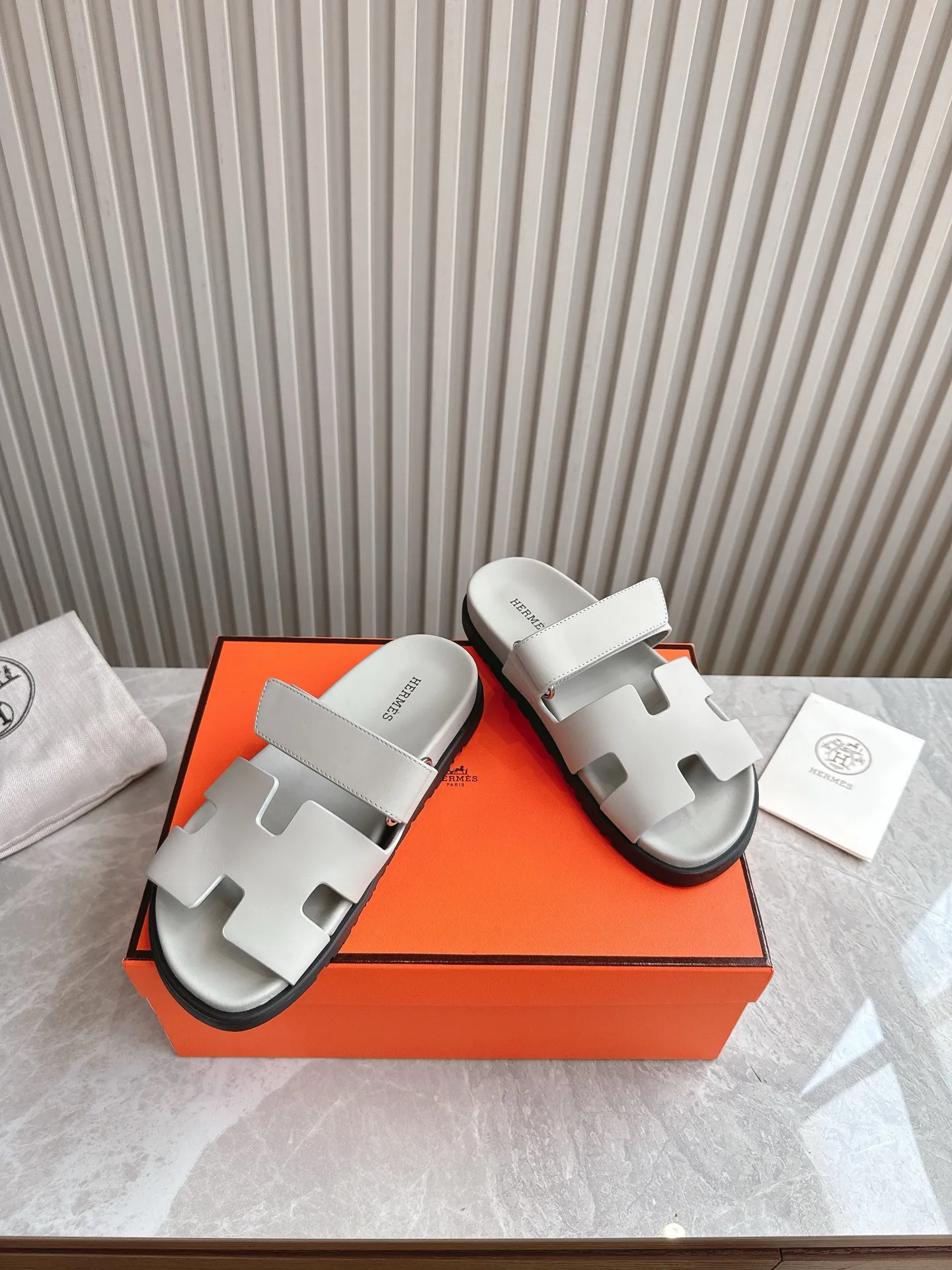 p480🐮🐮Couple model (top version) H family 2024 spring and summer new style HERMES Hermes' recently popular couple model pig nose angle sandals and slippers, paired with various colorful socks, popular. Upper: imported original deerskin (the genuine leather edging is not ordinary super migration). Lining: imported genuine leather. Outsole: Tpu non-slip and wear-resistant outsole. Size: Female 35-42 (40/42 non-returnable and non-exchangeable) Male size: 39-45 (45 non-refundable and non-exchangeable)